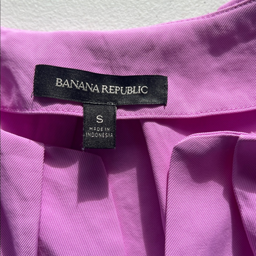 Banana Republic purple magenta pleated crepe blouse split V-neck cap sleeves S - Picture 7 of 11